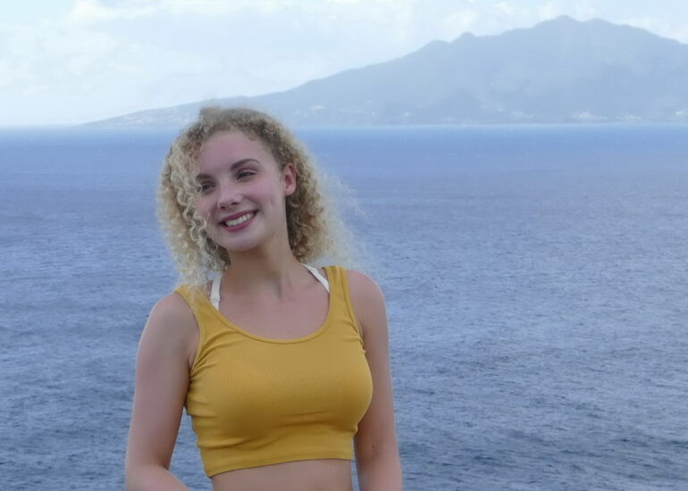 26. Tiens, une fille des Glainans sur fond de Guadeloupe
