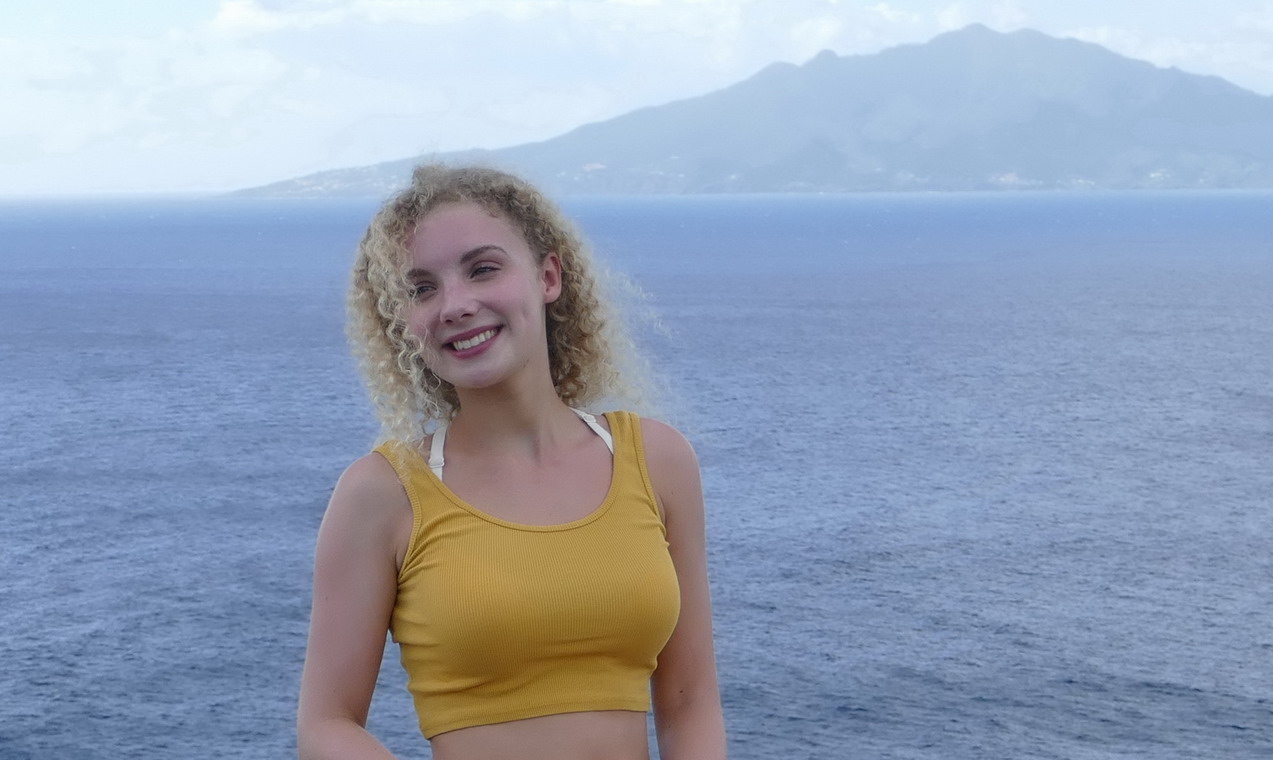 26. Tiens, une fille des Glainans sur fond de Guadeloupe