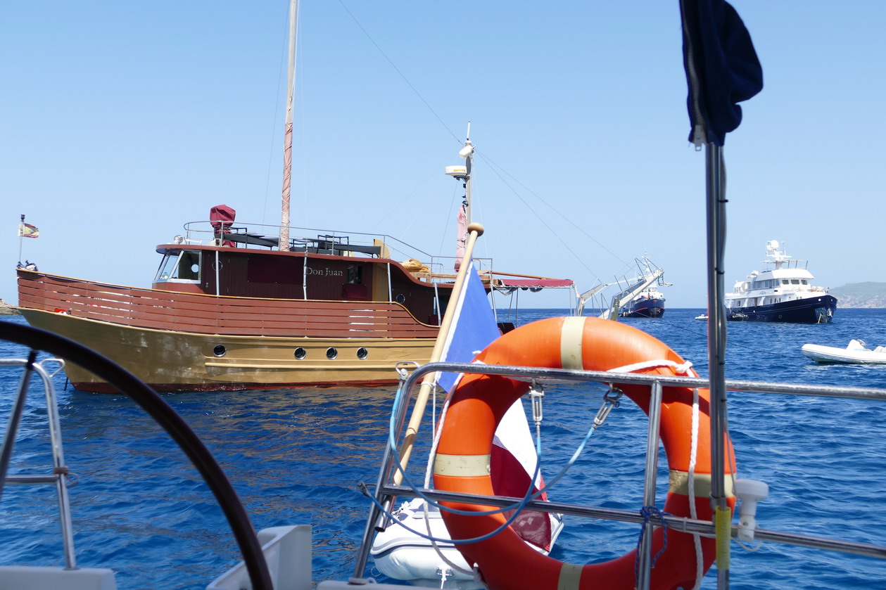 27. La cala Bassa, à l'ouest de Sant Antoni, toujours très encombrée