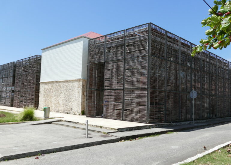 27. Marie-Galante ; Grand-Bourg, le bâtiment de la Comcom, pas vraiment beau, mais protégé des cyclones