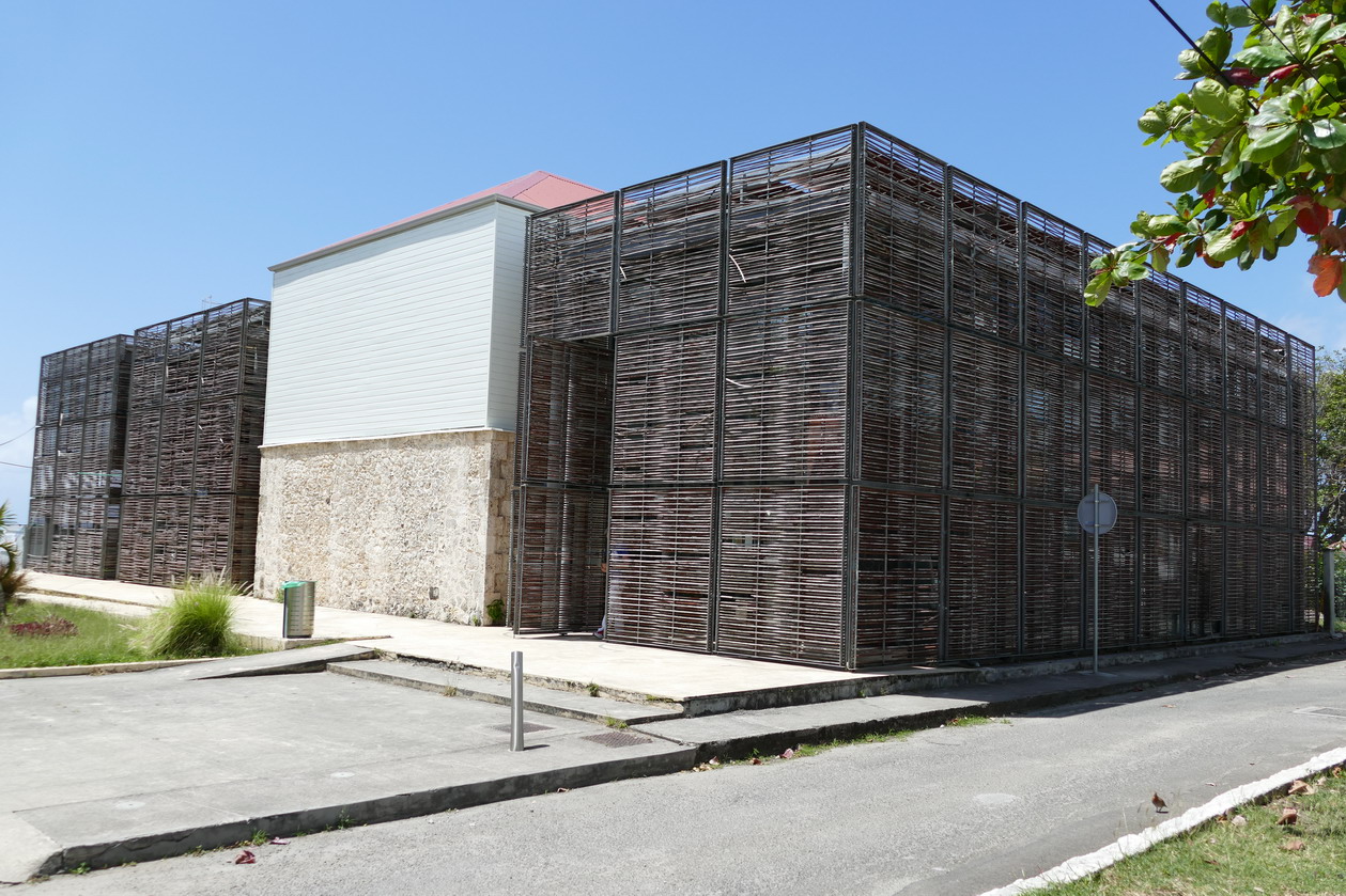 27. Marie-Galante ; Grand-Bourg, le bâtiment de la Comcom, pas vraiment beau, mais protégé des cyclones