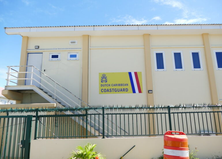 27. Sint Maarten, Maho beach ; la coastguard est bien protégée