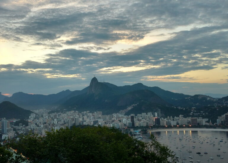 28. Du Pain de sucre vue des quartiers ouest et du morro Corcovado