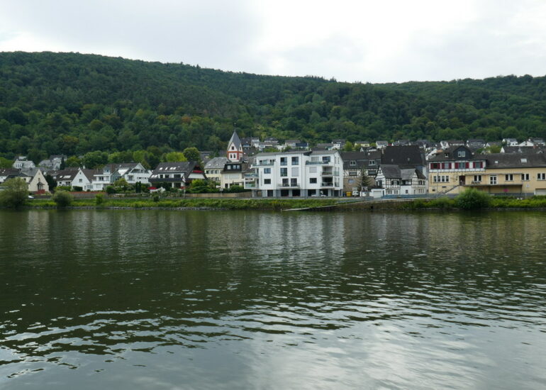 25. La vallée de la Moselle avant le confluent