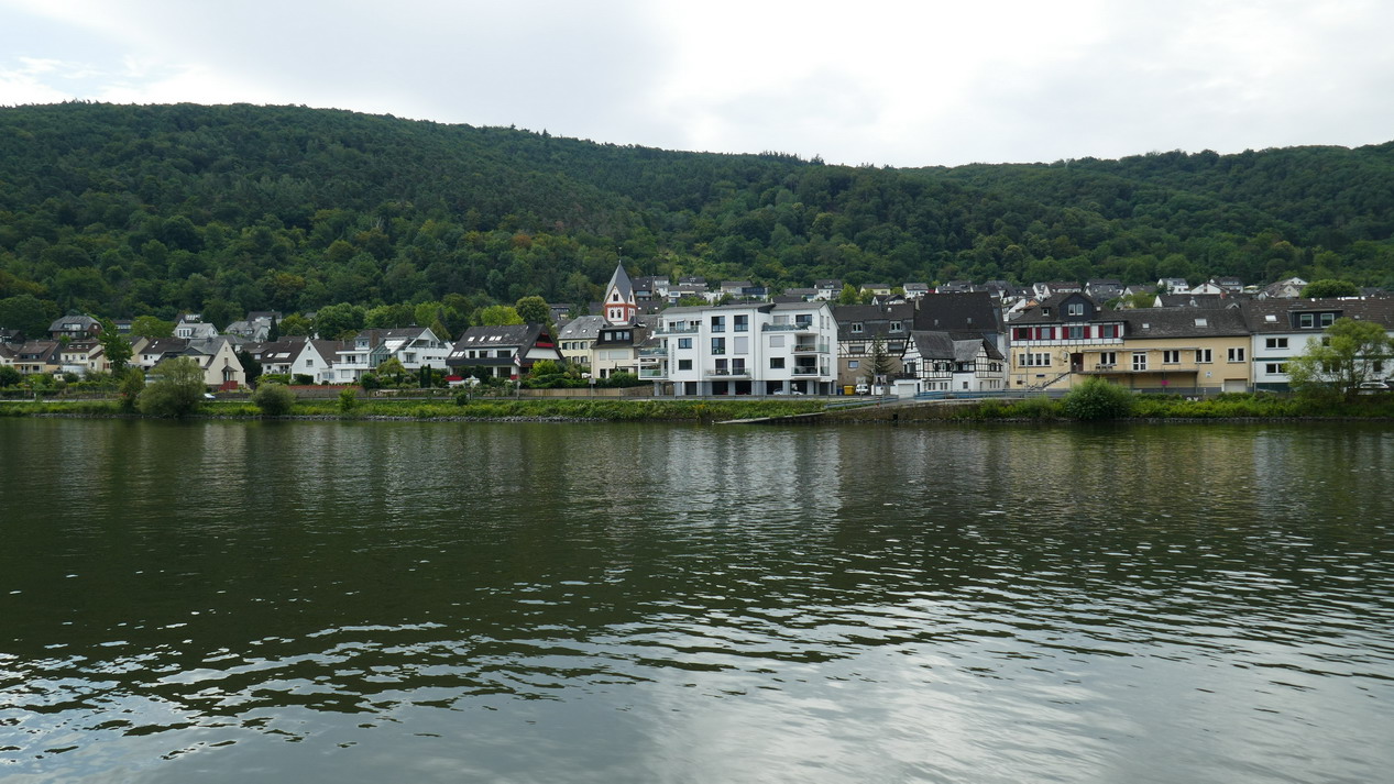 25. La vallée de la Moselle avant le confluent