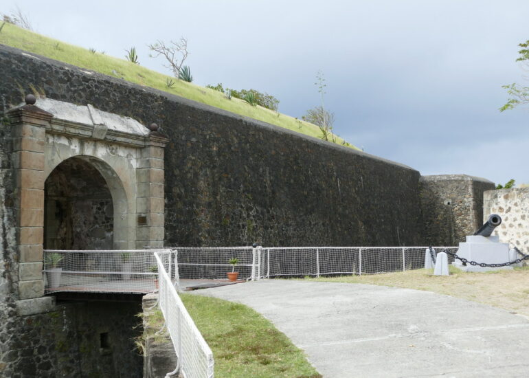 28. L'archipel des Saintes ; le fort Napoléon
