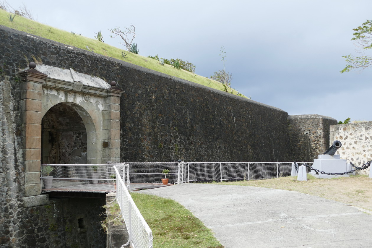 28. L'archipel des Saintes ; le fort Napoléon