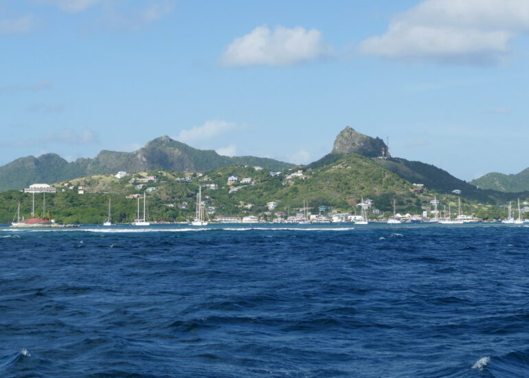 28. Le mouillage de Clifton harbour, vu de l'autre côté du reef