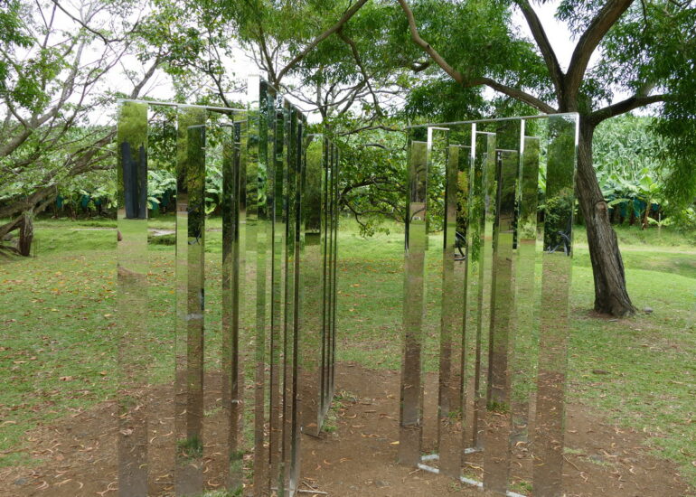 28. L'habitation Clément ; Two dimensional mirror labyrinth, sculpture de Jeppe Hein