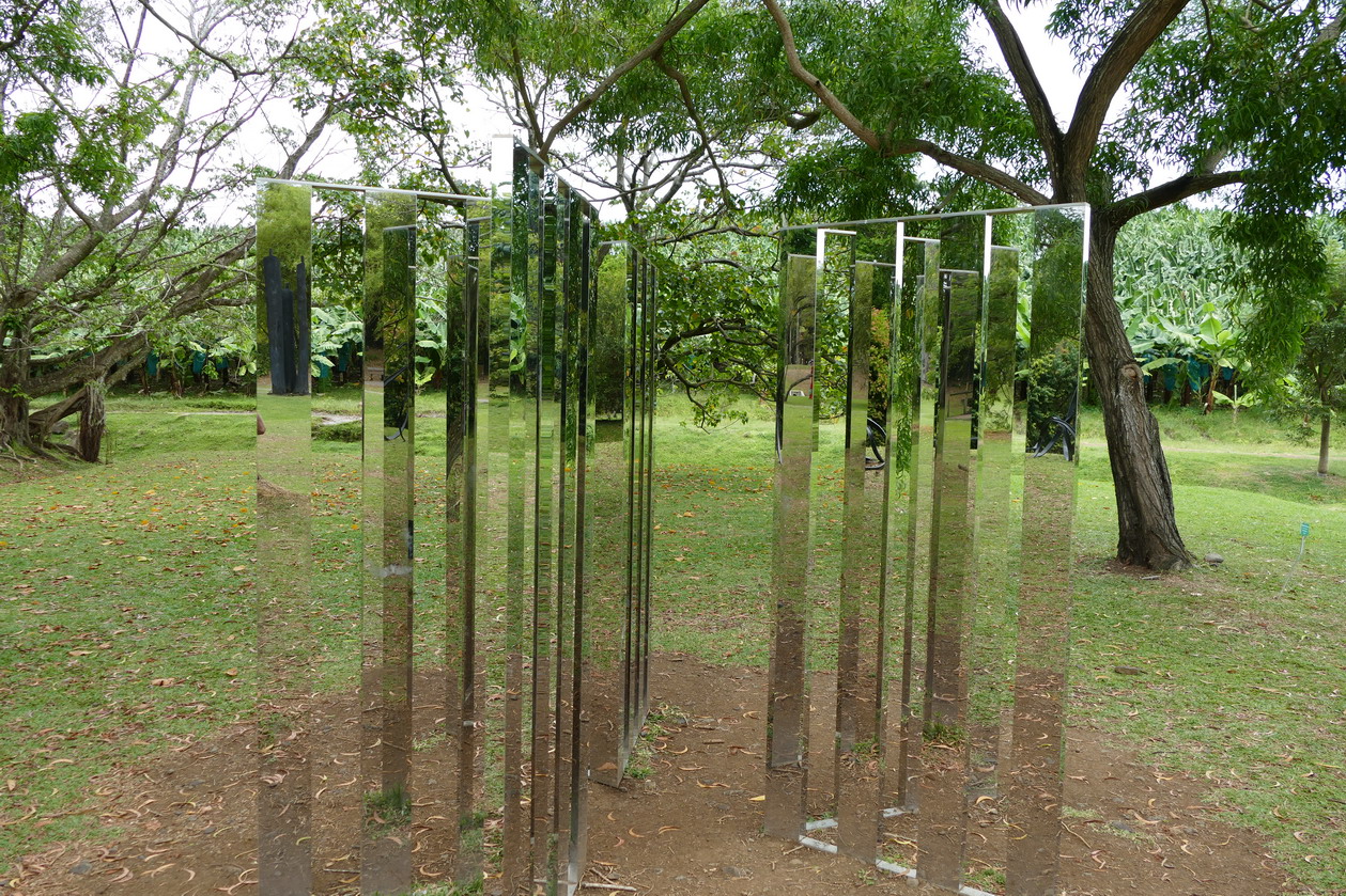 28. L'habitation Clément ; Two dimensional mirror labyrinth, sculpture de Jeppe Hein