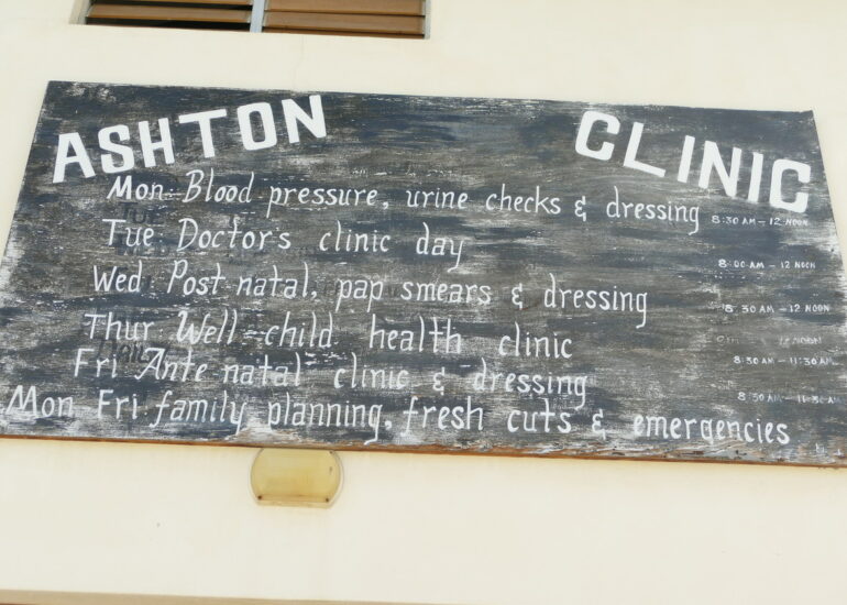 28. Union island, de Chatham bay à Clifton harbour, le village d'Ashton, mieux vaut ne pas avoir d'urgence !