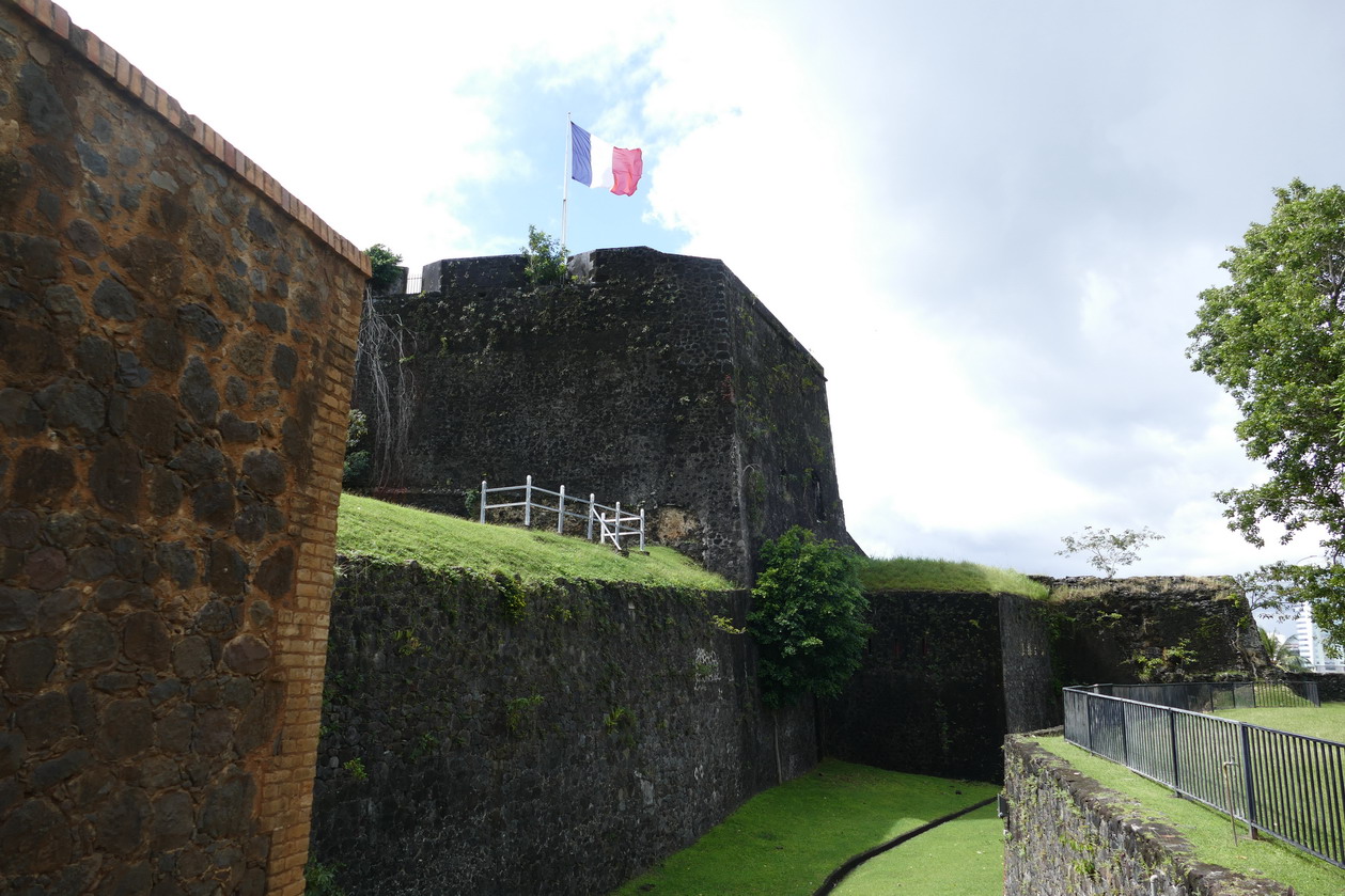 29. Fort-de-France ; le fort Saint-Louis a joué un rôle clé dans la défense de la ville