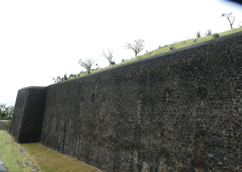 29. L'archipel des Saintes ; le fort Napoléon