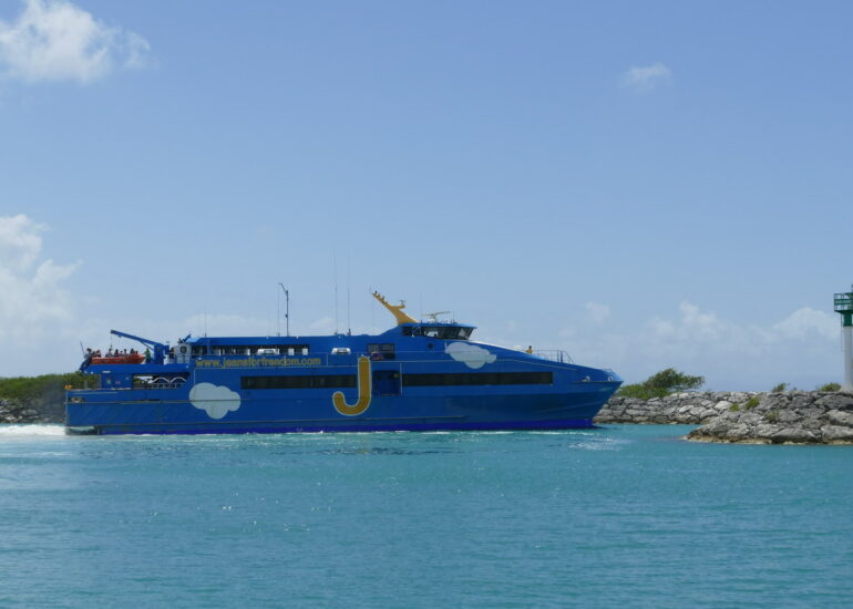 29. Marie-Galante ; Grand-Bourg, l'hydrojet quitte le port