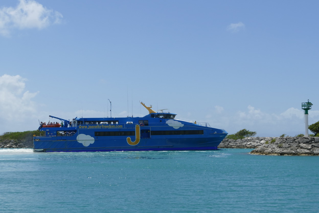 29. Marie-Galante ; Grand-Bourg, l'hydrojet quitte le port