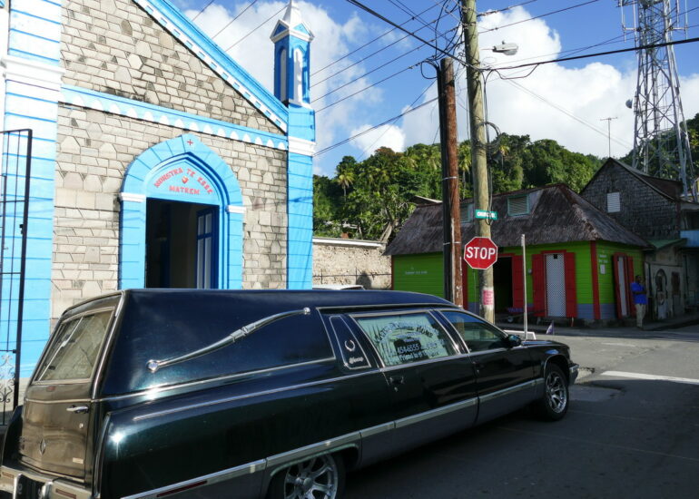 29. Soufriere, on attend du monde à la sortie de l'église