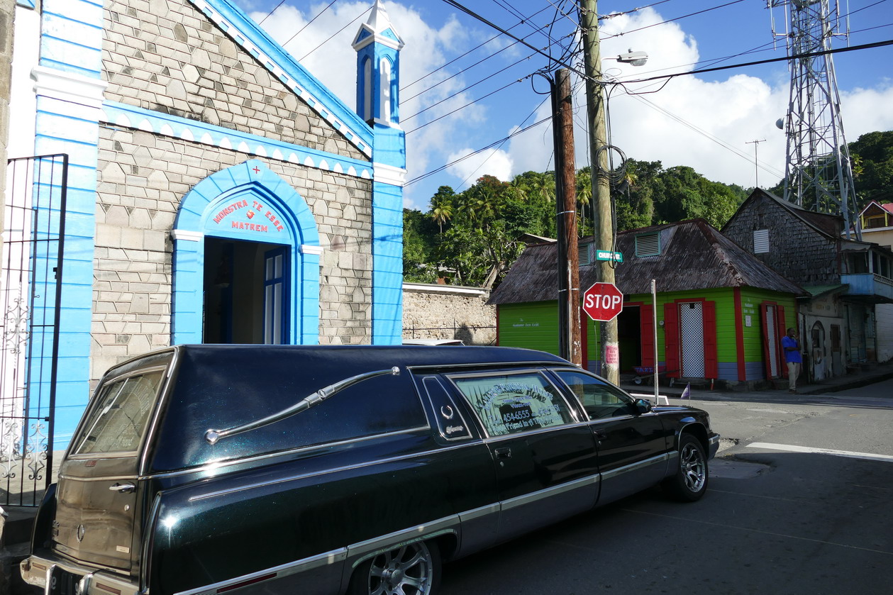 29. Soufriere, on attend du monde à la sortie de l'église