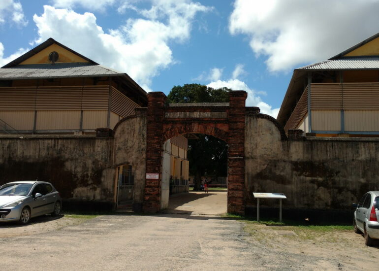 29. St Laurent du Maroni, commune pénitentiaire ; l'entrée du centre de transportation (ou centre de tri du bagne)