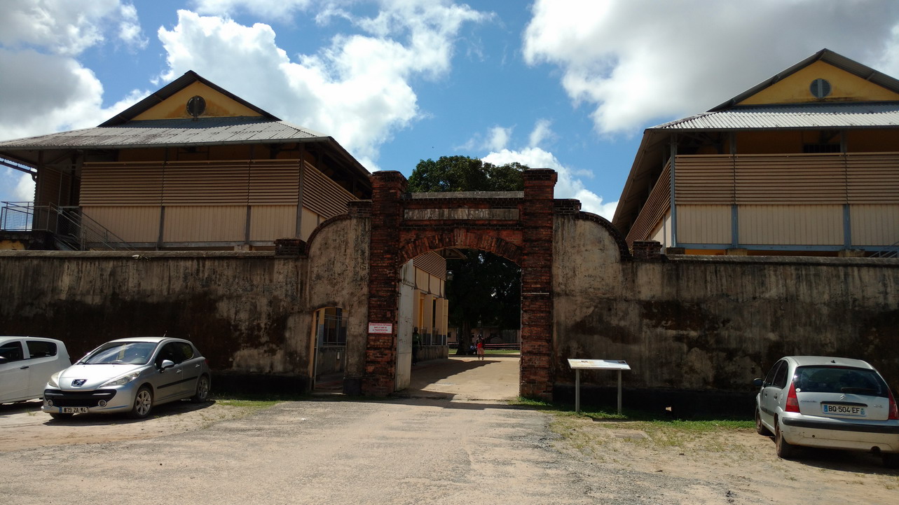 29. St Laurent du Maroni, commune pénitentiaire ; l'entrée du centre de transportation (ou centre de tri du bagne)