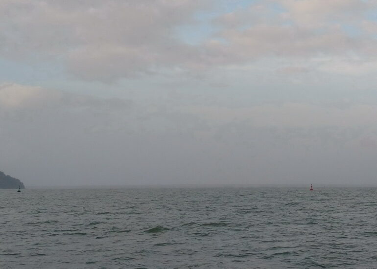 3. L'entrée du chenal avec la bouée verte à bâbord et la bouée rouge à tribord