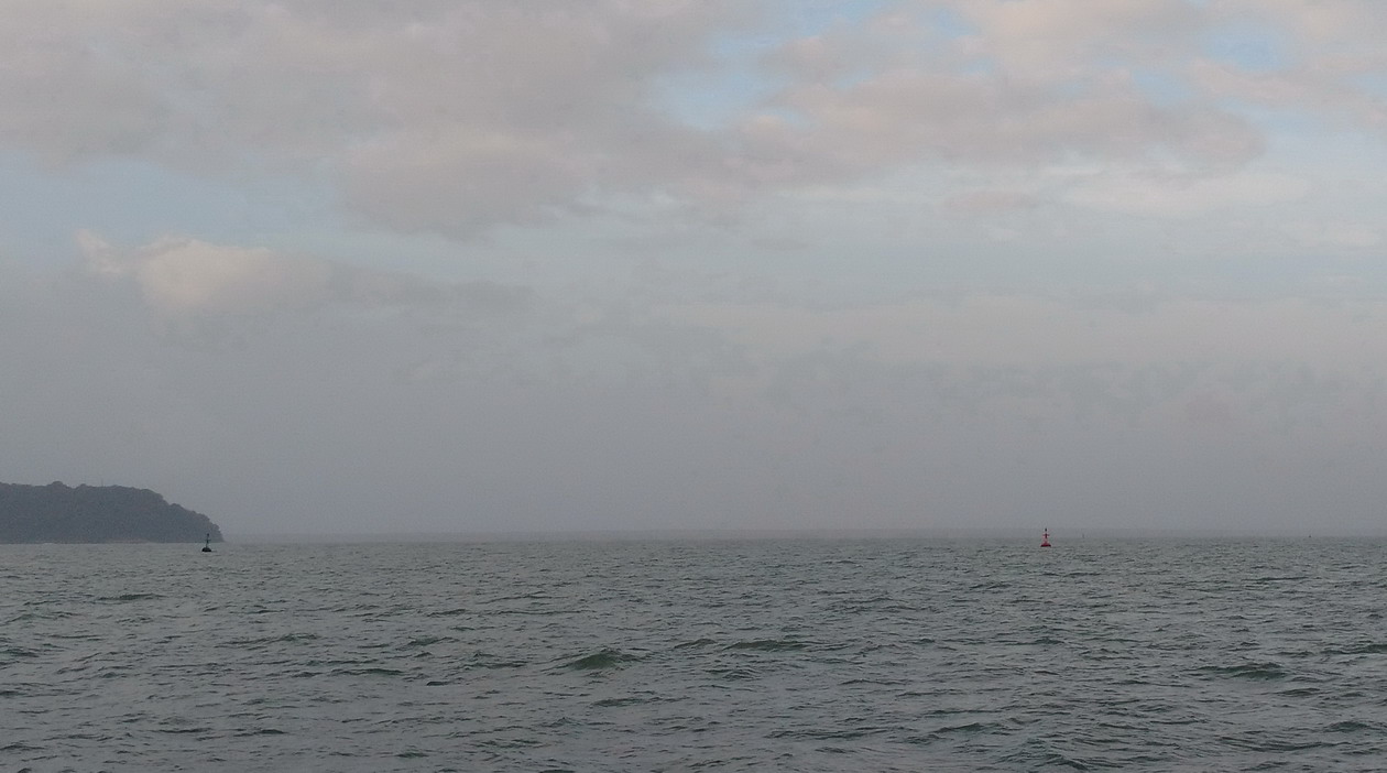 3. L'entrée du chenal avec la bouée verte à bâbord et la bouée rouge à tribord