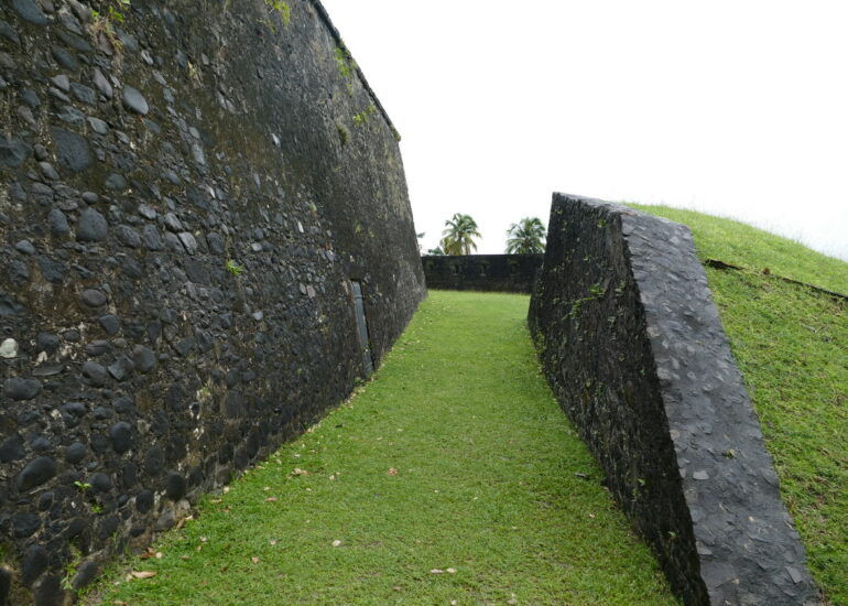 30. Fort-de-France ; le fort Saint-Louis a joué un rôle clé dans la défense de la ville