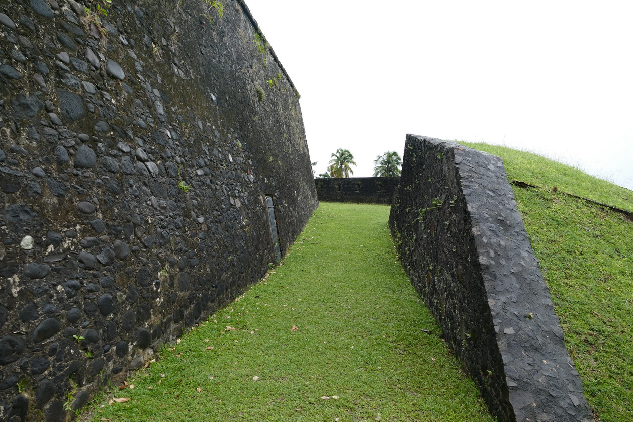 30. Fort-de-France ; le fort Saint-Louis a joué un rôle clé dans la défense de la ville