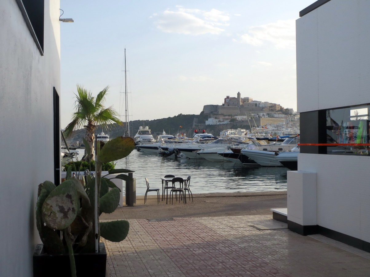 26. Ibiza, la marina Botafoch avec vue sur la citadelle