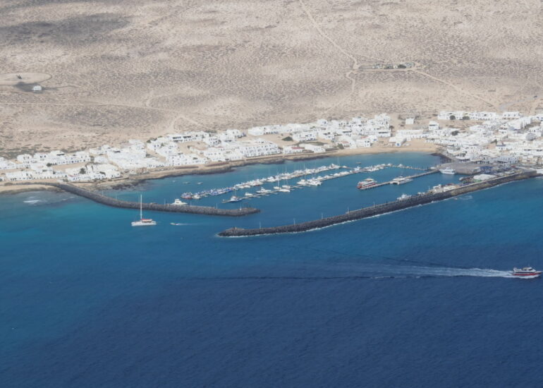 30. Lanzarote, le mirador del Rio, d'où on surplombe l'île de La Graciosa