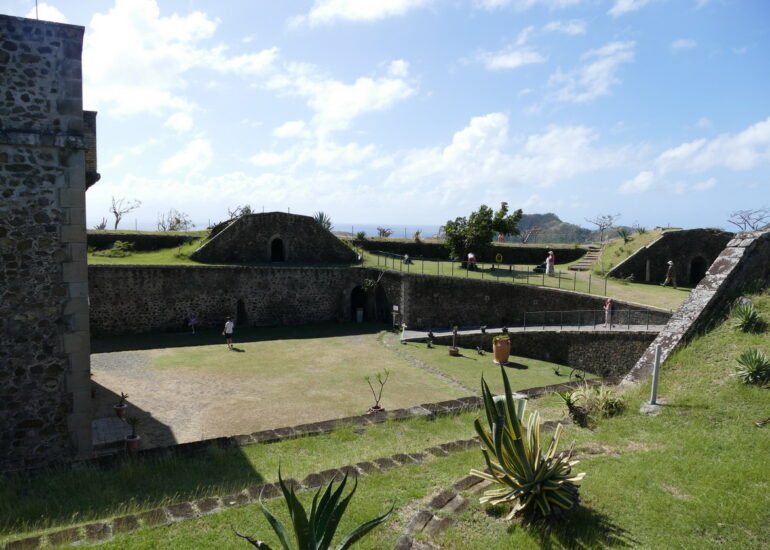 30. L'archipel des Saintes ; le fort Napoléon