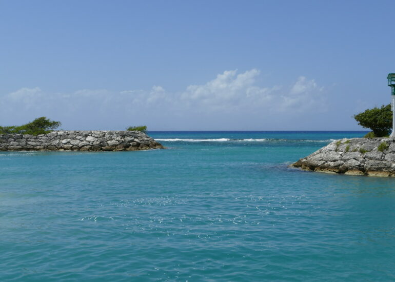 30. Marie-Galante ; Grand-Bourg, la barrière de corail à la sortie du port