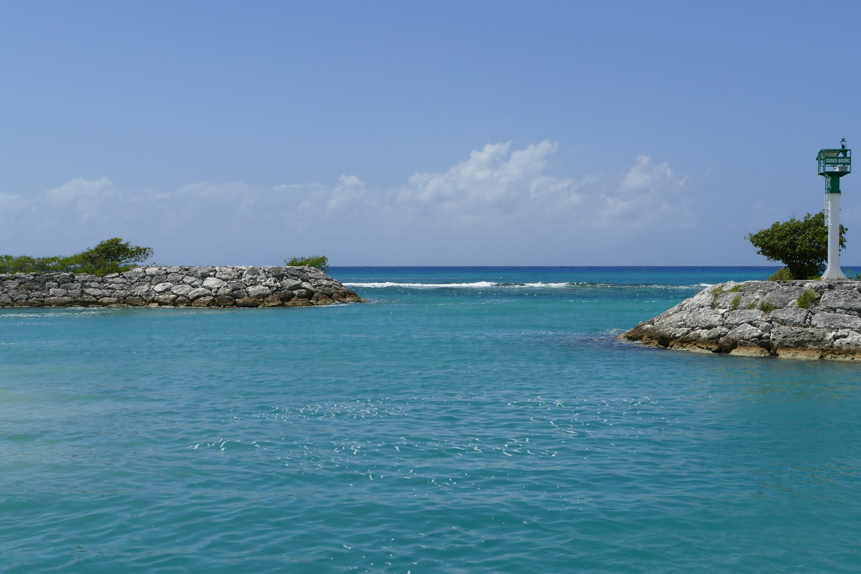 30. Marie-Galante ; Grand-Bourg, la barrière de corail à la sortie du port