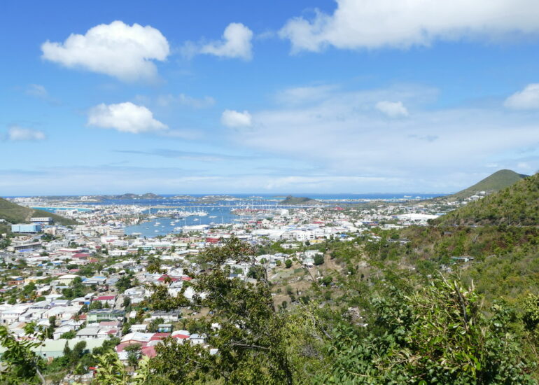 30. Sint Maarten, Philipsburg, au fond Marigot