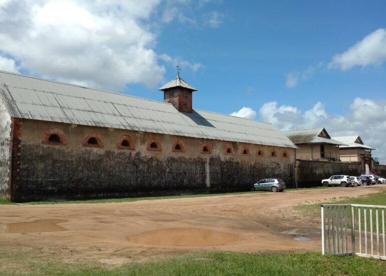 30. St Laurent du Maroni, commune pénitentiaire ; le centre de transportation (ou centre de tri du bagne)