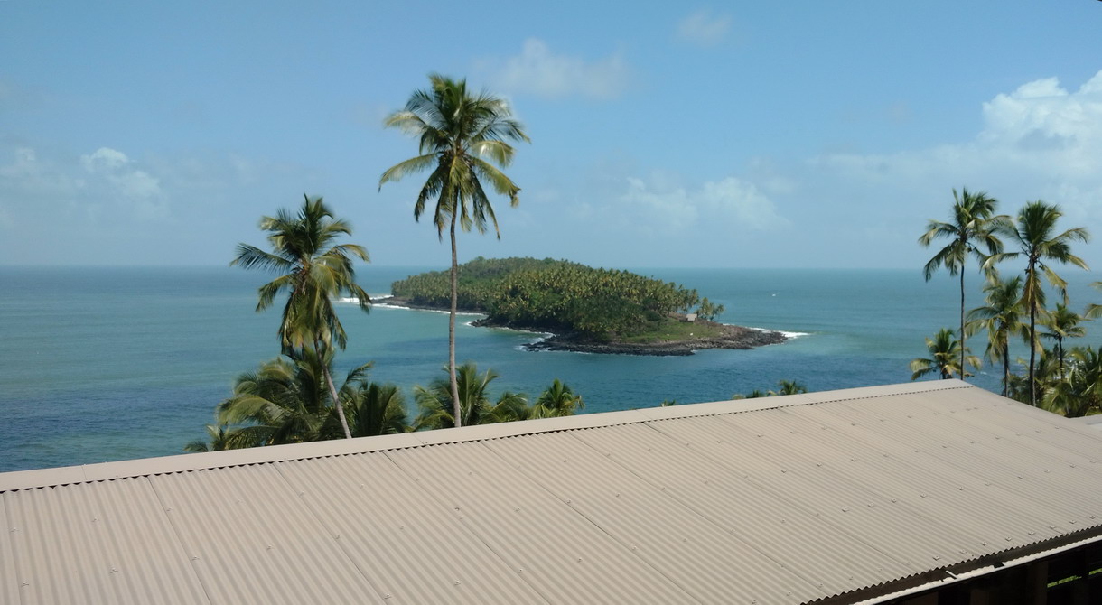 31. Hôtel-restaurant IdS, ces gîtes tôlés troublent la merveilleuse perspective sur l'île du Diable