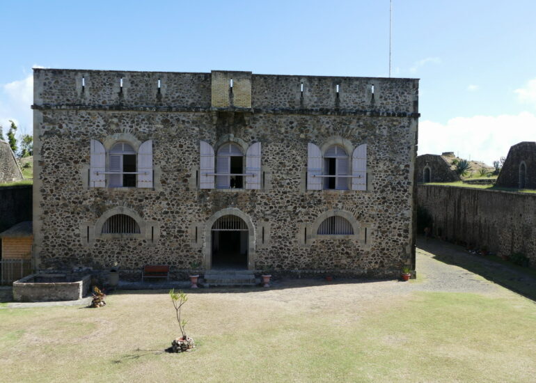 31. L'archipel des Saintes ; le fort Napoléon