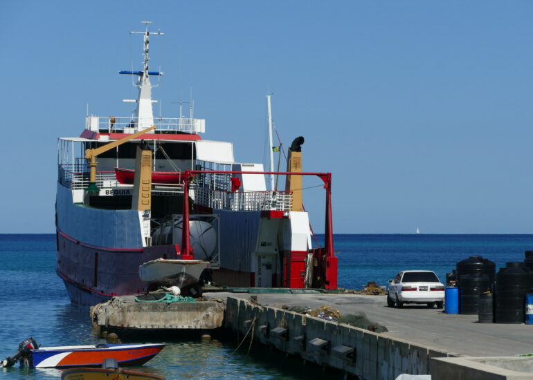 32. Canouan, Charlestown ; justement le ferry est arrivé de St Vincent