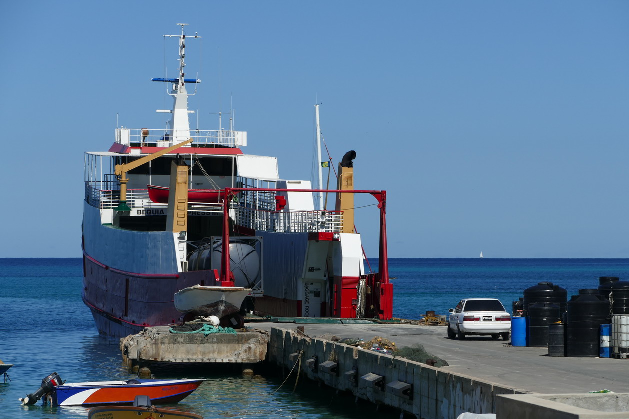 32. Canouan, Charlestown ; justement le ferry est arrivé de St Vincent