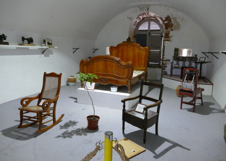 32. L'archipel des Saintes ; le fort Napoléon