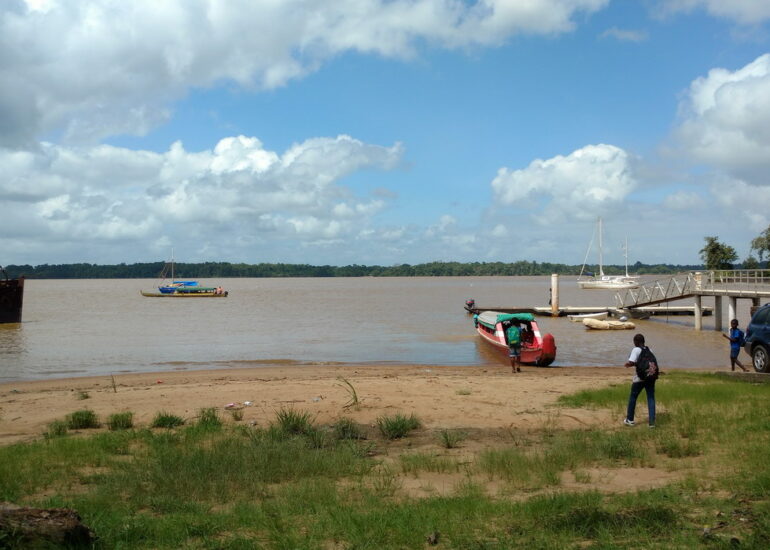 32. Les pirogues ramènent à Albina (Suriname) les enfants scolarisés à St Laurent