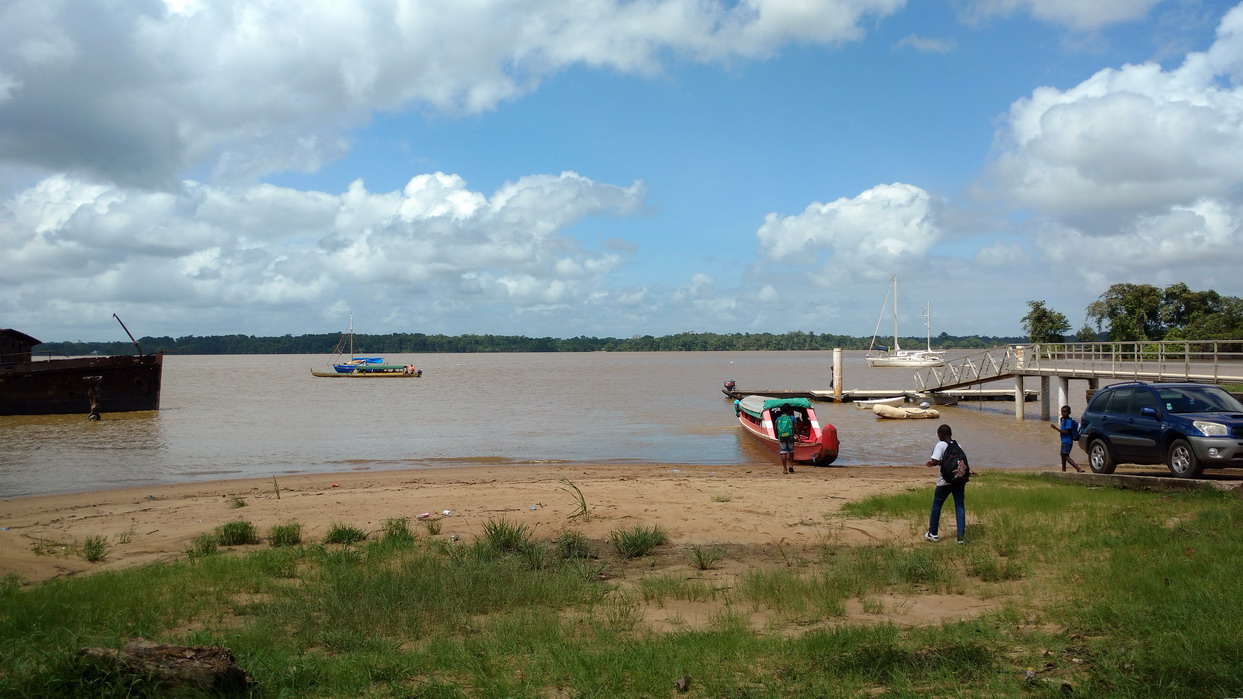 32. Les pirogues ramènent à Albina (Suriname) les enfants scolarisés à St Laurent