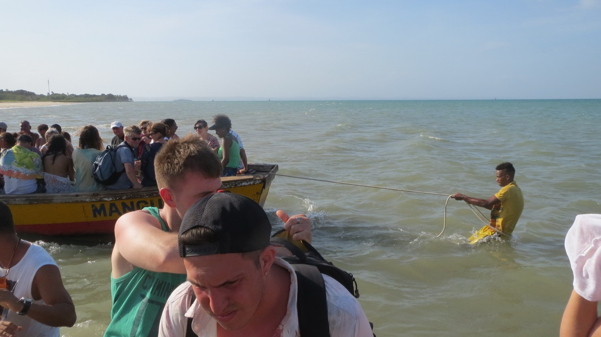 33. Baia de Todos os Santos, île d'Itaparica, nous regagnons le vaisseau amiral mouillé au large