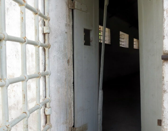 33. Chao Bom, entrée d’une geôle collective