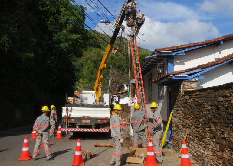 33. Huit ouvriers pour remettre une ligne en état, le Brésil...