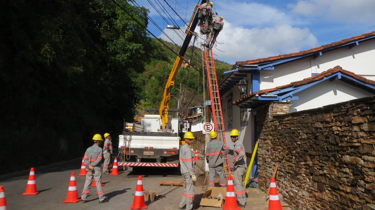 33. Huit ouvriers pour remettre une ligne en état, le Brésil...