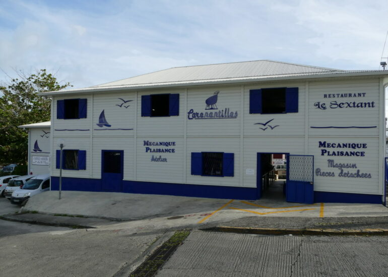 33. La Martinique, le Marin, un bâtiment moderne