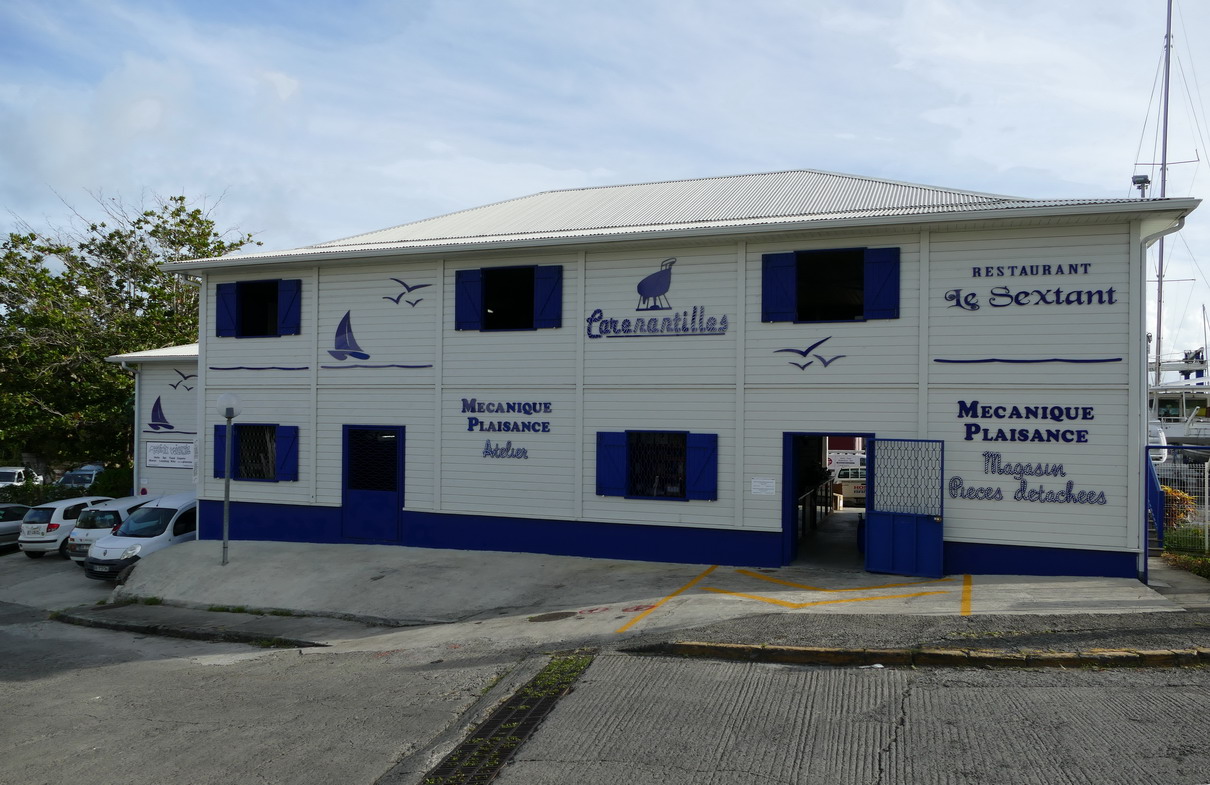 33. La Martinique, le Marin, un bâtiment moderne