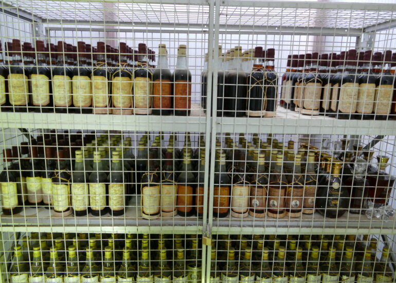 33. L'habitation Clément ; de très vieilles bouteilles qui coûtent très cher