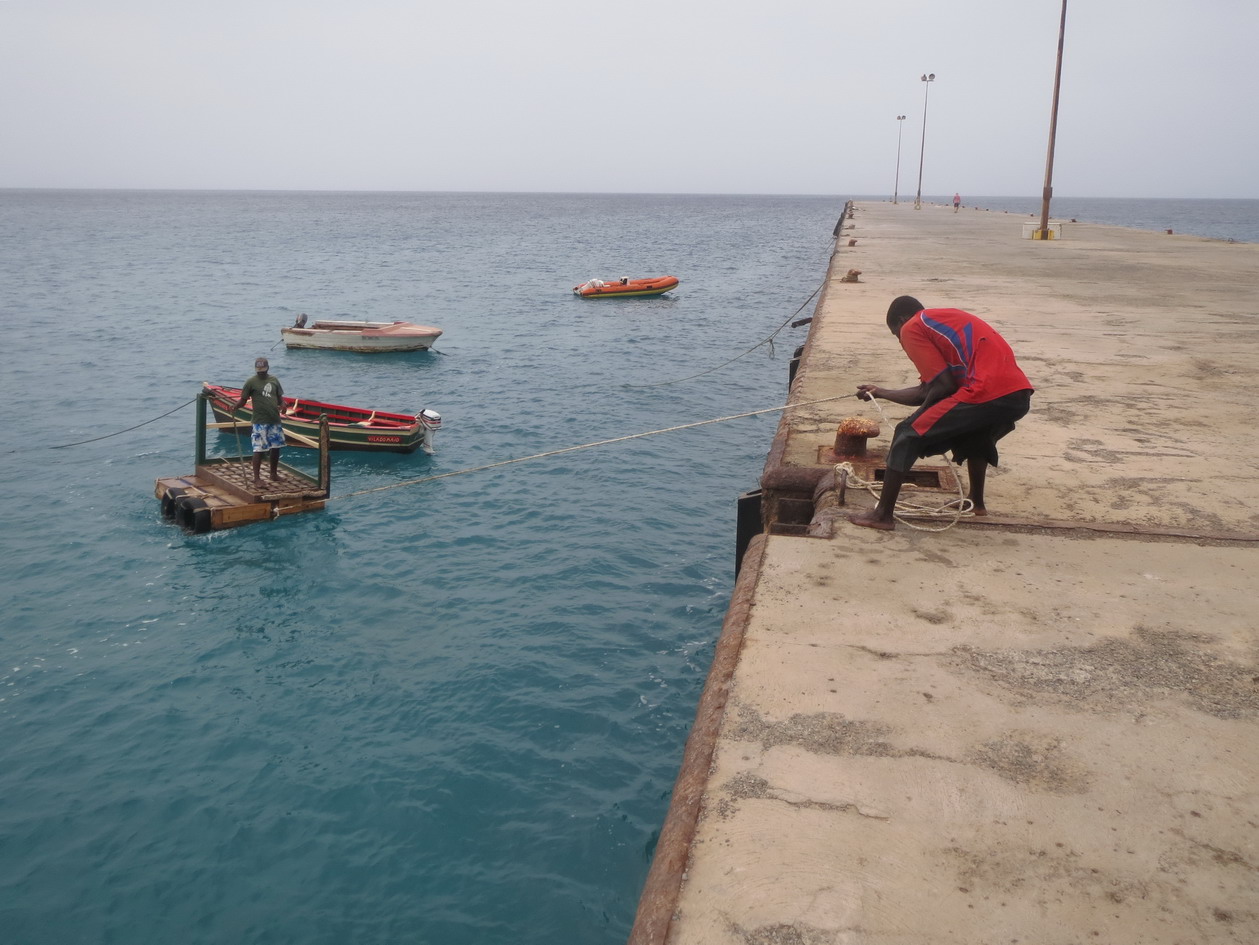 33. On vient à la digue sur le canot rouge, puis sur un ponton flottant – houle oblige !