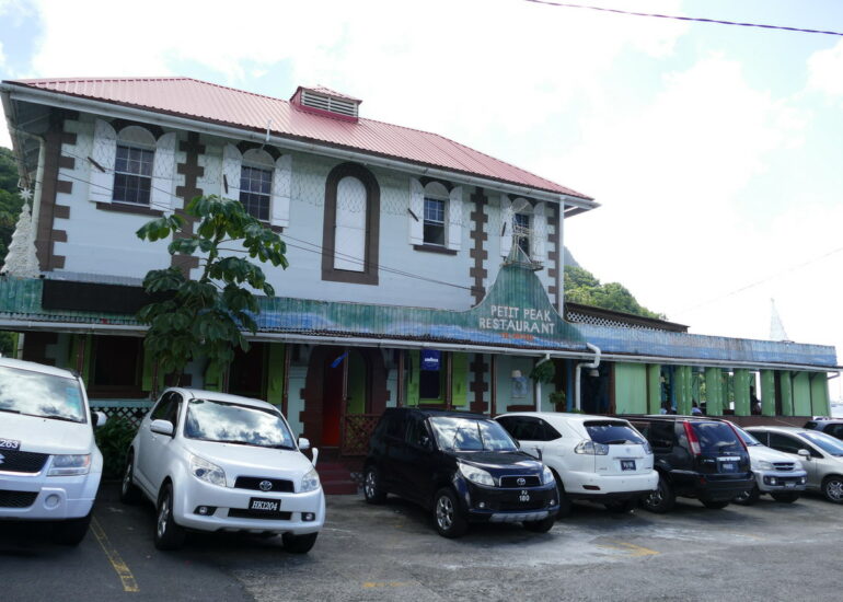 33. Soufriere, le Petit Peak, notre restaurant et station wifi